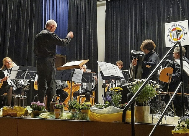 Rund 30 Musikanten aus Waldkirch und W...henende in Windenreute auf der Bhne.   | Foto: Enya Steinbrecher