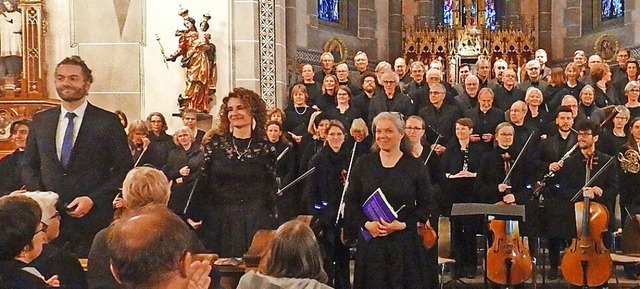 Der Kammerchor Staufen mit Sopranistin...tsches Requiem&#8220; von Brahms auf.   | Foto: Bianca Flier