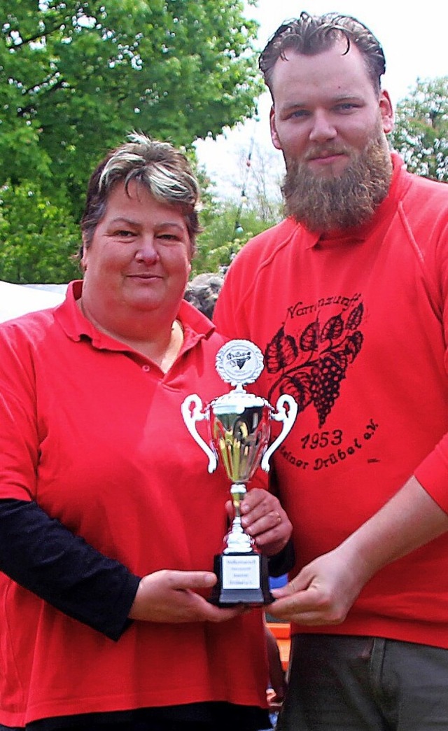 Johannes Britsche und Yvonne Gurk prsentieren den neuen Wanderpokal.   | Foto: Reinhard Cremer