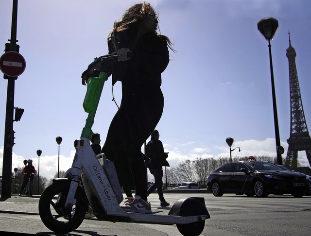 2018 war Paris die erste europische Stadt, die die E-Scooter einfhrte.  | Foto: Christophe Ena