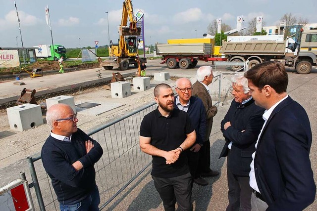 Die Betonkltzchen im Bildhintergrund ...luterten die Firmenplne (von links).  | Foto: Bastian Bernhardt