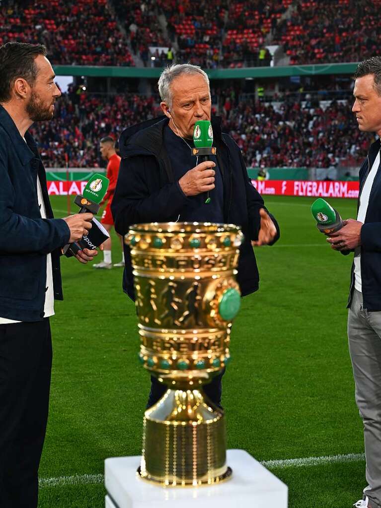 Kurz nah dran: Christian Streich und der Pokal.