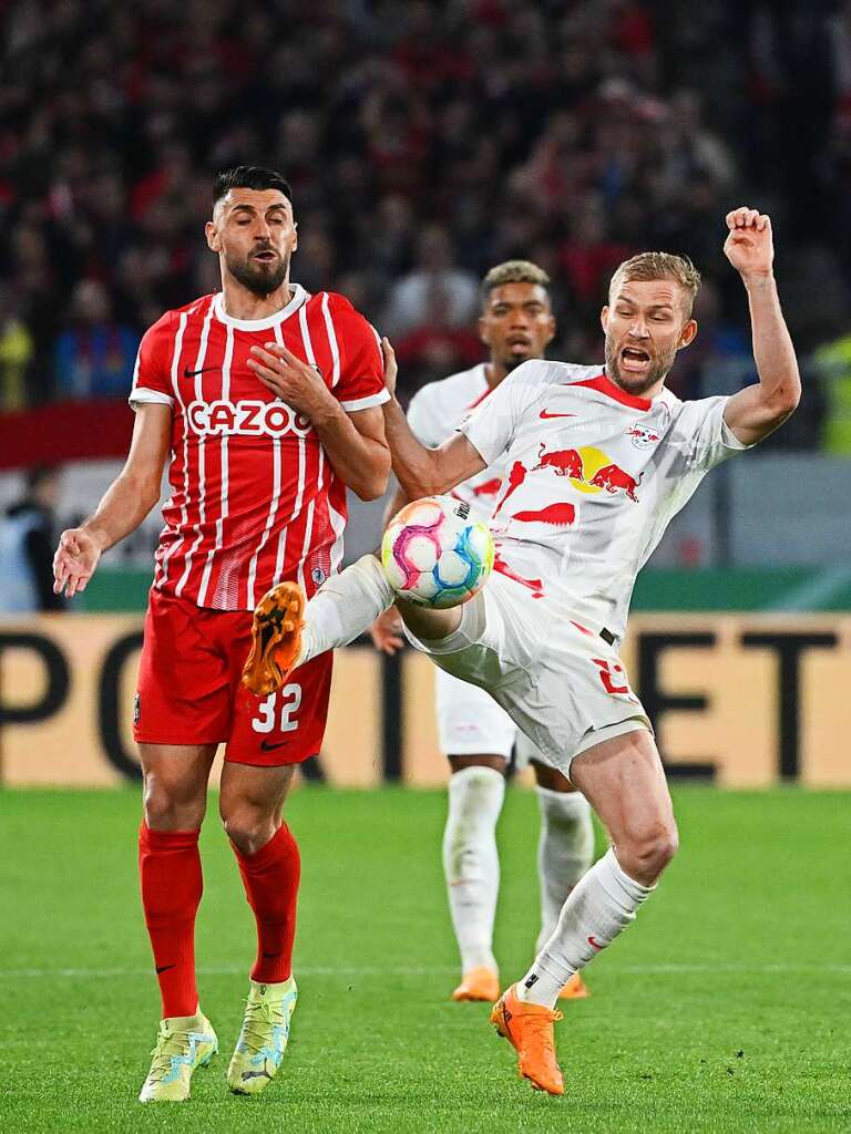 Freiburgs Vincenzo Grifo (l) und Leipzigs Konrad Laimer kmpfen um den Ball.