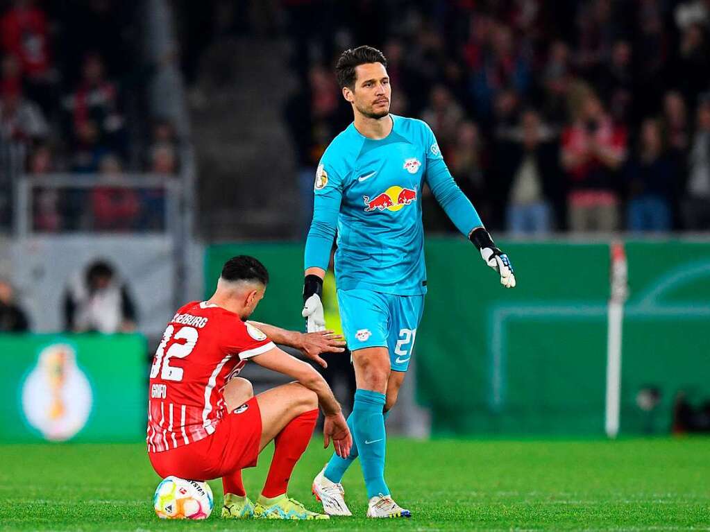 Handschlag nach dem Spiel: Vincenzo Grifo und Leipzig-Keeper Janis Blaswich.