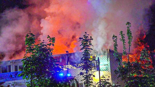 16 Container der Notunterkunft am Sgeteich stehen in Vollbrand.  | Foto: Einsatz-Report24