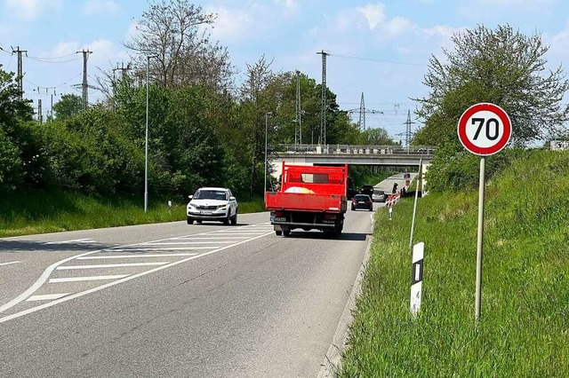 Neuer Umweg, neuer Stau: Brckenbau bl...ie Strae von Mllheim nach Neuenburg.  | Foto: Alexander Huber