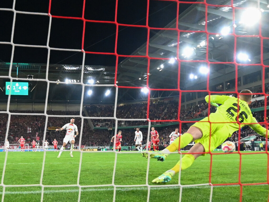 Leipzigs Dominik Szoboszlai trifft zum 5:1 per Elfmeter gegen Freiburgs Torwart Mark Flekken.