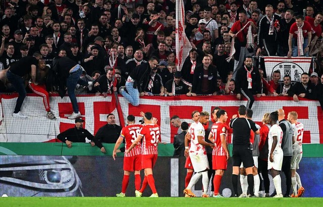 Freiburger Spieler versuchen, die eige...g Leipzig im Pokal-Halbfinale mit 1:5.  | Foto: Marijan Murat (dpa)