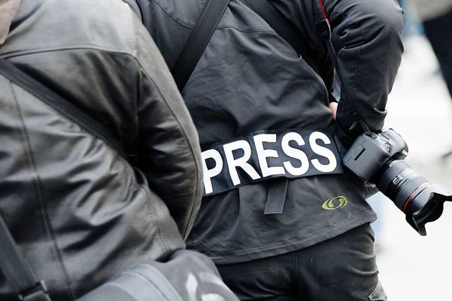 Ein Fotoreporter trgt auf einer Demon...ranten als Journalist zu kennzeichnen.  | Foto: Markus Scholz (dpa)