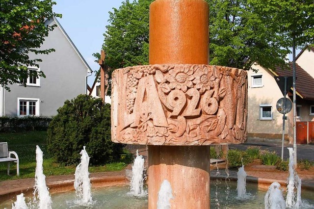Auf dem Brunnen in der Ortsmitte steht...26 das 1100. Jubilum gefeiert werden.  | Foto: Ruth Seitz