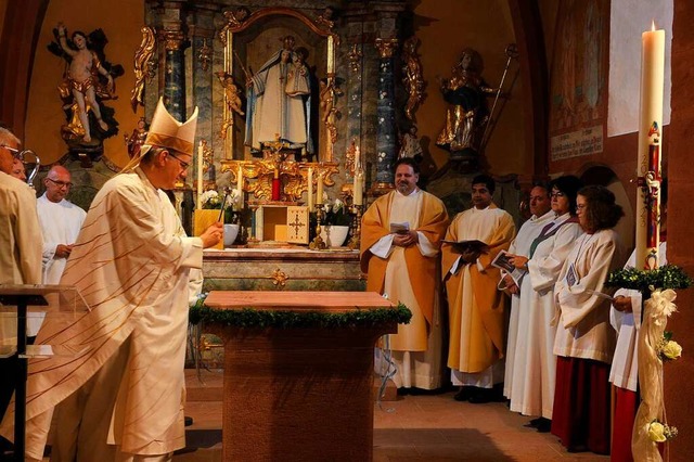 Weihbischof Christian Wrtz besprengt ...n Altar der Leutkirche mit Weihwasser.  | Foto: Bettina Schaller