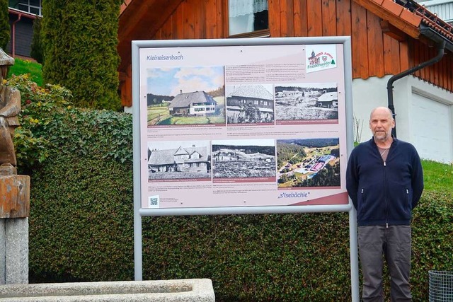 Gemeinderat Jrgen Schwrer prsentier... historische Ortstafel am Dorfbrunnen.  | Foto: Liane Schilling