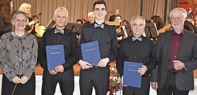 Kein Konzert ohne Ehrungen:  Johannes ...khart und Dirigentin Jeannette Bastian  | Foto: Roland Vitt