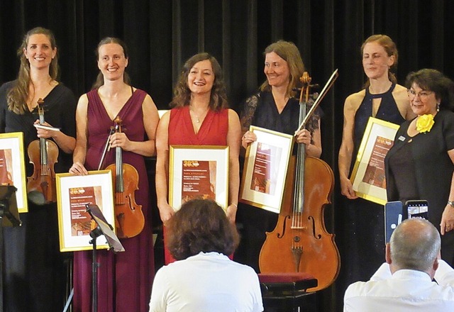 Andrea Leppert (rechts) zeichnet das Le Beau-Ensemble aus.  | Foto: Susanne Kerkovius