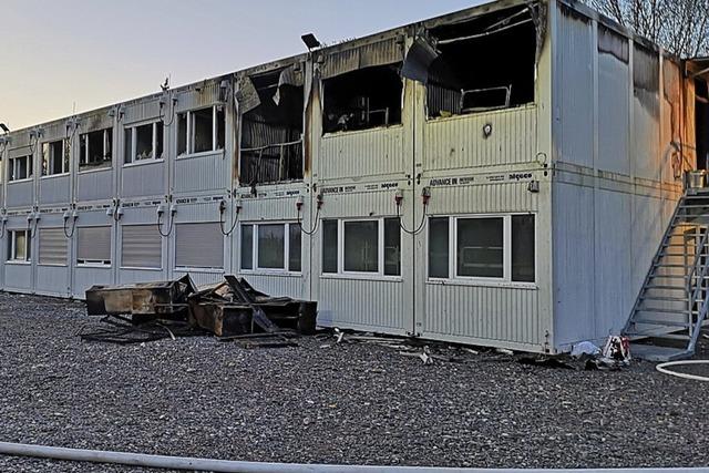 Feuer zerstrt 16 Wohncontainer