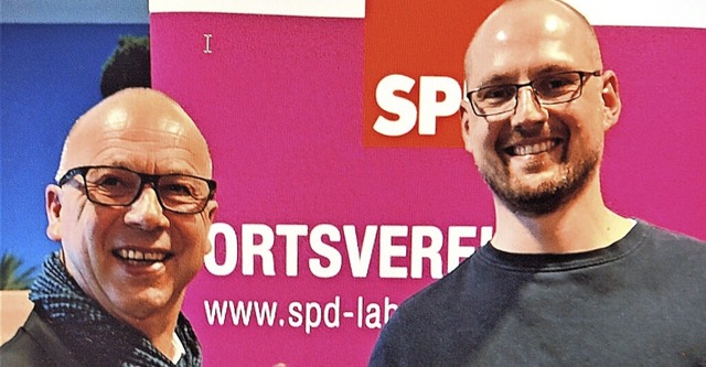 Mark Rinderspacher (links) bergibt an Sino Boeckmann.  | Foto: SPD Lahr