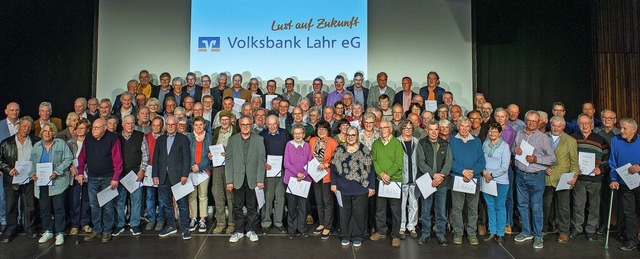 Zahlreiche Mitglieder wurden fr 50 Ja...zu kamen viele weitere Auszeichnungen.  | Foto: Volksbank Lahr