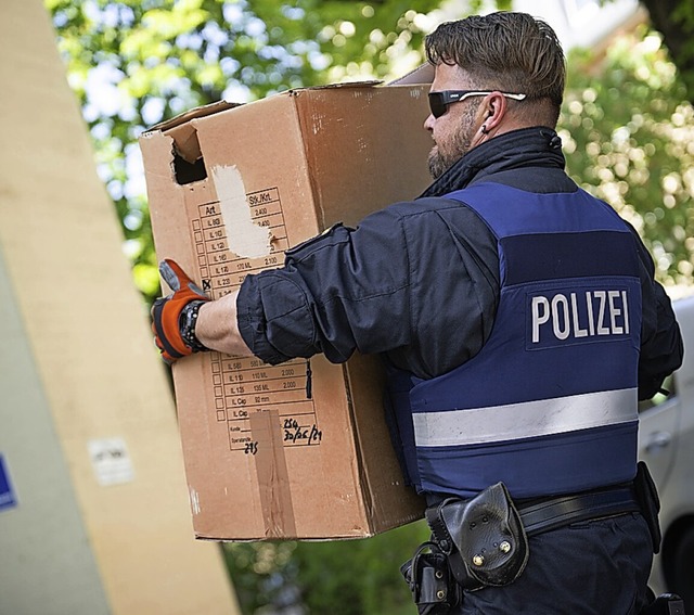 Ein Polizeibeamter bei der Razzia  | Foto: Sebastian Gollnow (dpa)