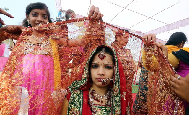 Schon vor dem 18. Geburtstag von den E...heiratet: Hochzeitszeremonie in Indien  | Foto: Sajneev Gupta