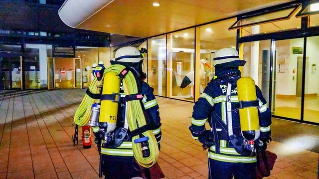 Einsatzkrfte der Feuerwehr sind bei e...ses ist ein Mensch ums Leben gekommen.  | Foto: Markus Rott (dpa)