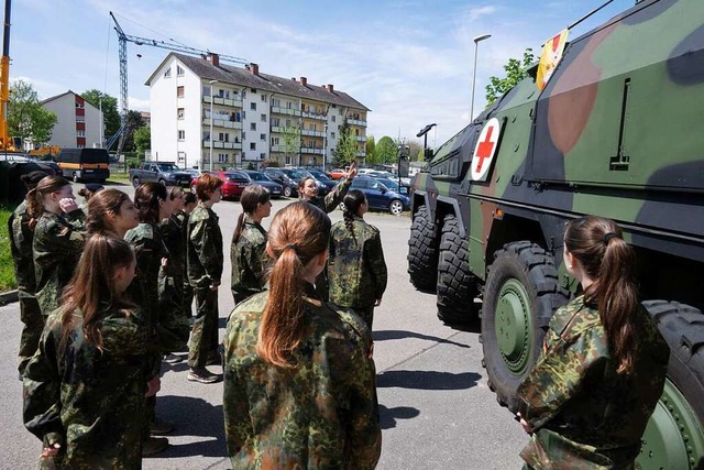 Den jungen Besucherinnen wurde auch der gepanzerte Rettungswagen vorgefhrt.  | Foto: Volker Mnch