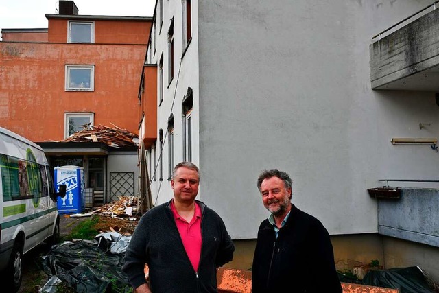 Die Planer Stefan Reineck (links) und ...st-Haus , das derzeit abgerissen wird.  | Foto: Heinz und Monika Vollmar