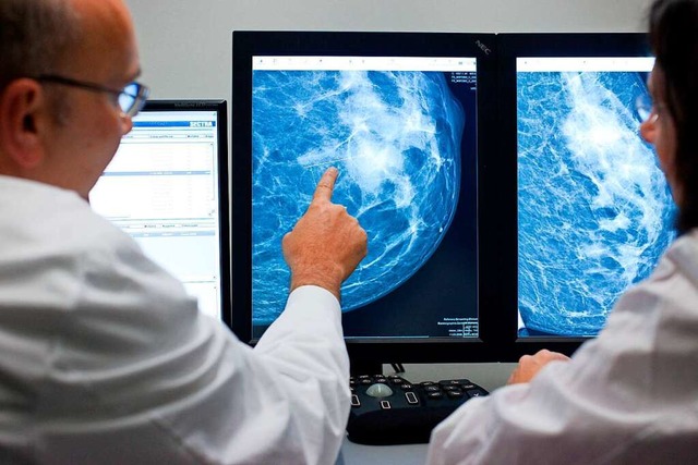 Radiologen werten eine Mammographie am Bildschirm aus.  | Foto: Friso Gentsch