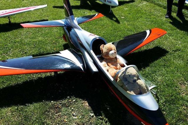 Beim Kuscheltierfliegen in Müllheim können Kinder ihre Stofftiere in Modellflugzeugen abheben lassen