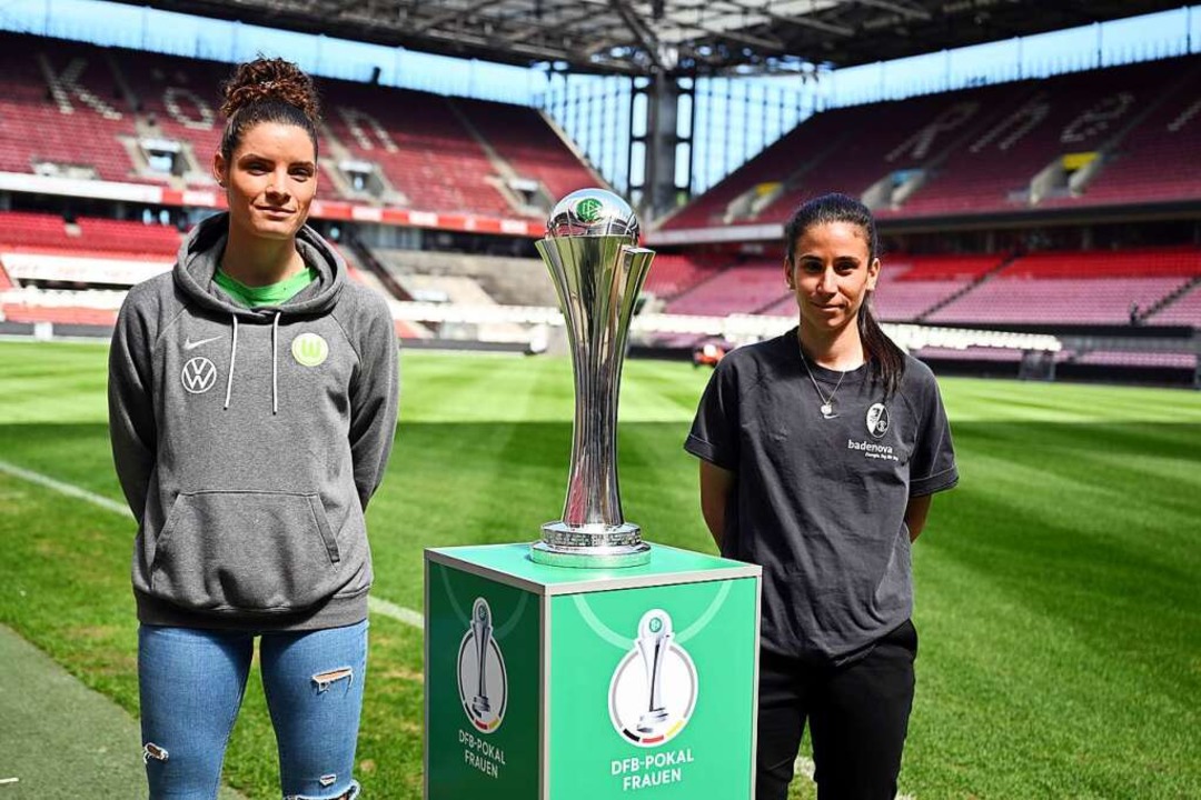 Dominique Janssen (links) vom VfL Wolf... den DFB-Pokal der Frauen in Köln aus.  | Foto: Federico Gambarini (dpa)