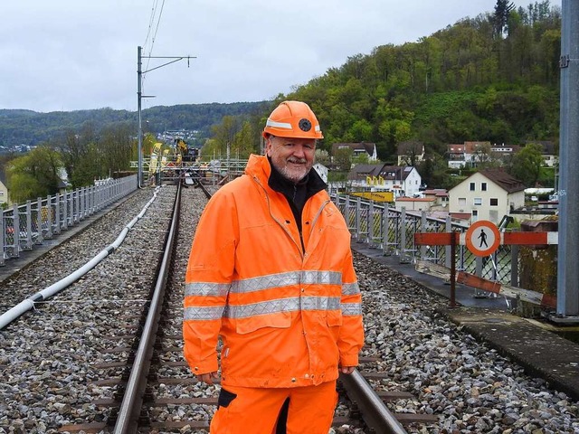 Der Projektleiter der Brckensanierung... der Eisenbahnbrcke Waldshut-Koblenz.  | Foto:  Baier, Markus