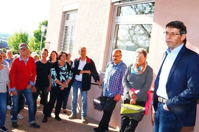 Brgermeister Bruno Metz (rechts) fhrte durch das neue Zentrum fr Gesundheit.  | Foto: Herbert Birkle