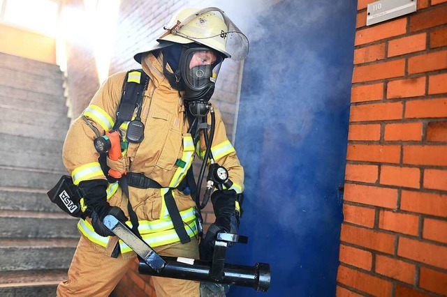 Eine Feuerwehrfrau in Mannheim ffnet ...ugendfeuerwehr begeistern.(Archivbild)  | Foto: Uwe Anspach