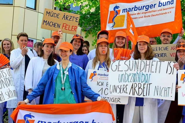 rztinnen und rzte bei der &#8222;akt...pause&#8220; vor dem Josefskrankenhaus  | Foto: Ingo Schneider