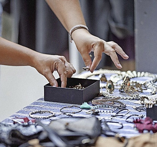 Auch Accessoires wird&#8217;s bei der Ladys Shopping Night geben.  | Foto: Janos Ruf