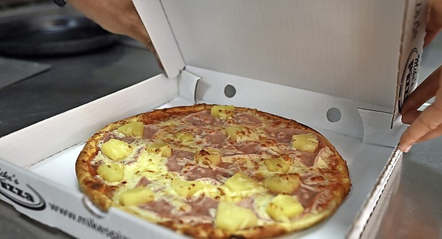 Bei Pizza, Bier und Fanta soll es um die Zukunft des Jugendraums gehen.  | Foto: Angelika Warmuth/dpa