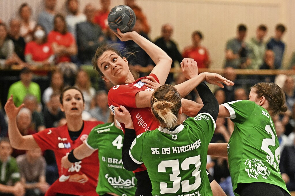 “HSG Freiburg’s Third Division Handball Players on the Cusp of Promotion: What Makes Them Strong?”