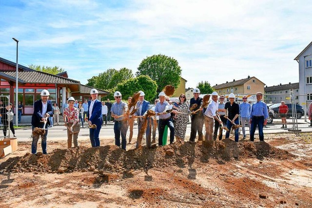 Stadtverwaltung, Gemeinderte und Vert...er Wohnbau Stadt Lahr beim Spatenstich  | Foto: Endrik Baublies