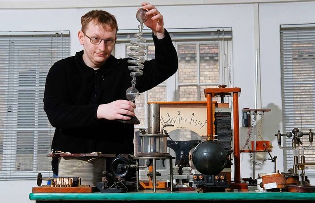 Ein wissenschaftlicher Mitarbeiter mit...Versuchsgerten (Archivbild aus Halle)  | Foto: Sebastian Willnow