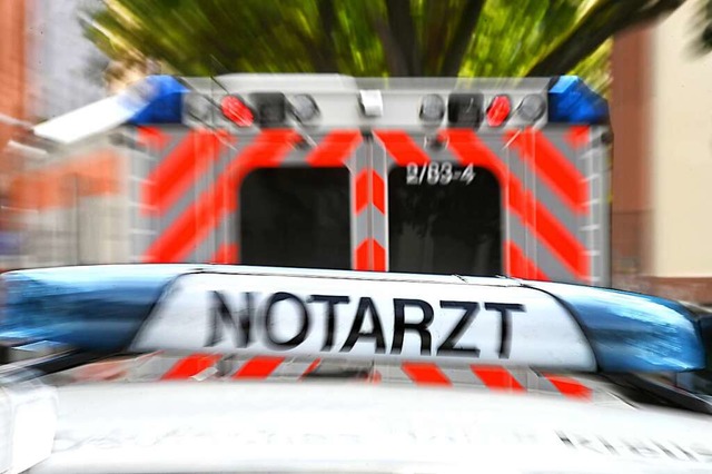 Auch Notarzt und Rettungsdienst waren nach dem Unfall im Einsatz.  | Foto: Thomas Kunz