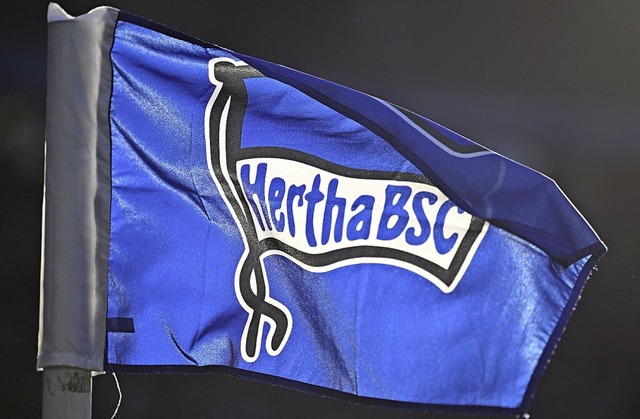 Die Hertha-Fahne weht demnchst womglich in Liga zwei.  | Foto: Soeren Stache (dpa)