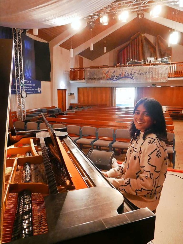 Angelika Bastian am Schiedmayer-&amp;-...umgebauten Christuskirche in flingen   | Foto: Michael Gottstein