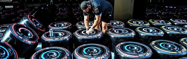 Ein Techniker berprft die Reifen der Formel-1-Wagen in Miami.  | Foto: CHANDAN KHANNA (AFP)