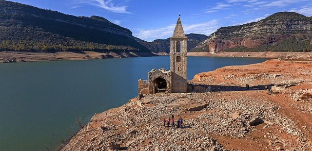 Eine Kirche und die berreste eines al...tausee von Sau in Katalonien zu sehen.  | Foto: Emilio Morenatti (dpa)