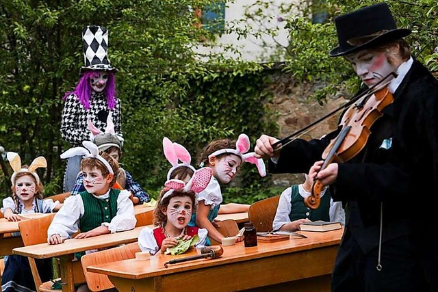 Die Kinder nehmen Platz in der Hschenschule.  | Foto: Felicitas Frdrich