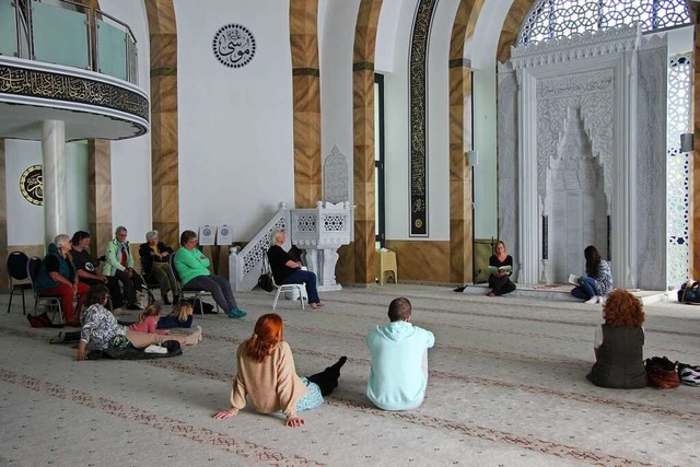 Nur etwa 15 Besucherinnen und Besucher...r Auftaktveranstaltung in der Moschee.  | Foto: Juliana Eiland-Jung