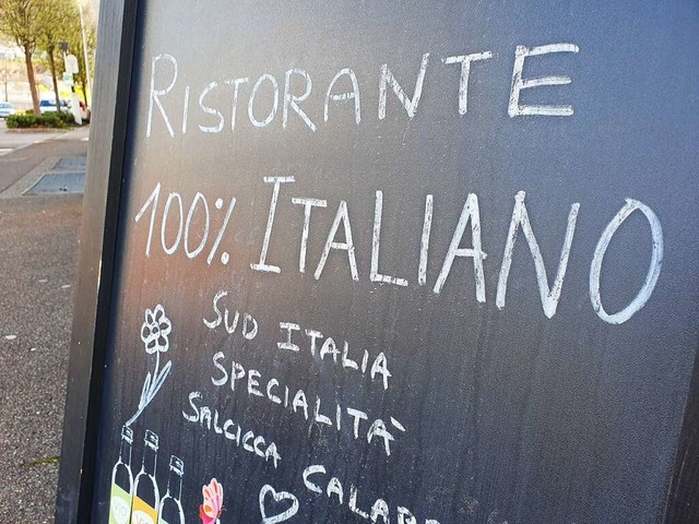 Ein Restaurant wirbt in der Waldshuter Poststrae fr Spezialitten aus Italien.  | Foto: Juliane Schlichter