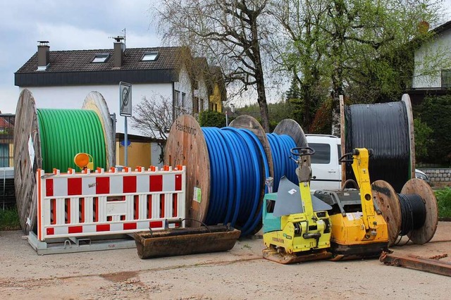 In Maulburg luft zur Zeit die Verlegu... Material und die Maschinen deponiert.  | Foto: Ralph Lacher