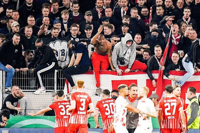 Im Pokalspiel gegen Leipzig drohte die...rk-Stadions kurzzeitig zu eskalieren.   | Foto: THOMAS KIENZLE (AFP)