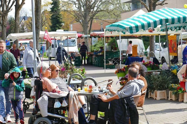 Der Wochenmarkt an der Lessingstrae i...mal mehr Betrieb als auf Markt selbst.  | Foto: Philipp Peters