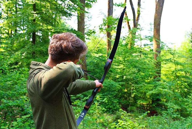 Beim 3D-Bogenturnier auf der Burg Rtt...en die Teilnehmenden auf Tierimitate.  | Foto: LongBow Team Minseln